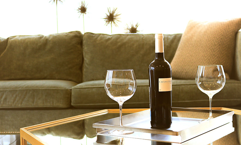 テーブルに置かれたワインのボトルと2つのワイングラス
