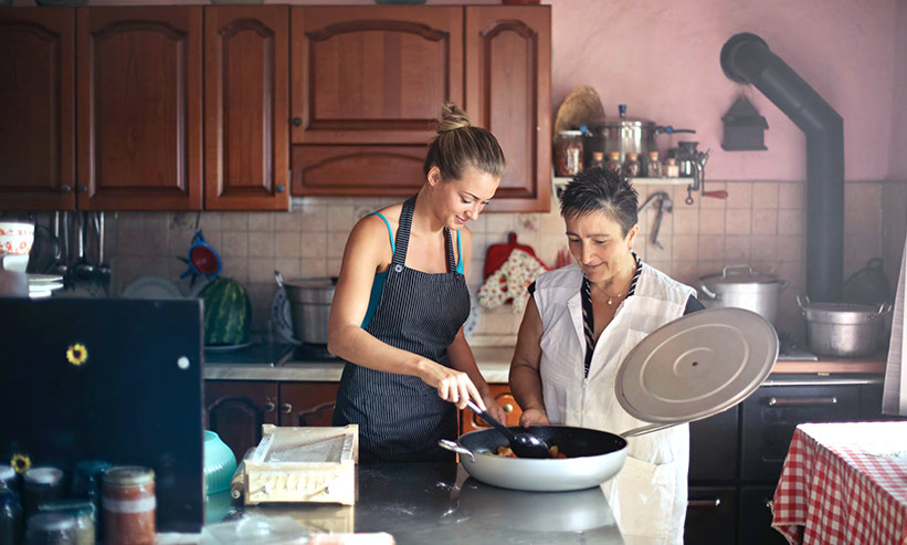 キッチンで料理をする2人の女性