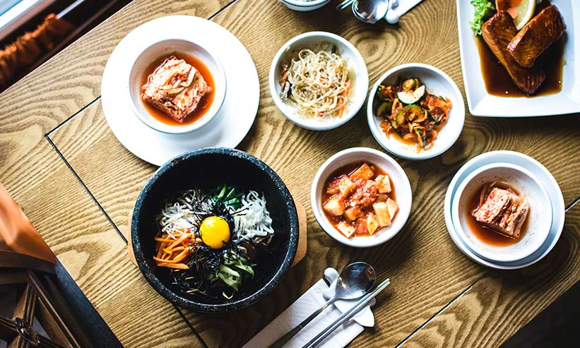 テーブルに並べられた韓国料理