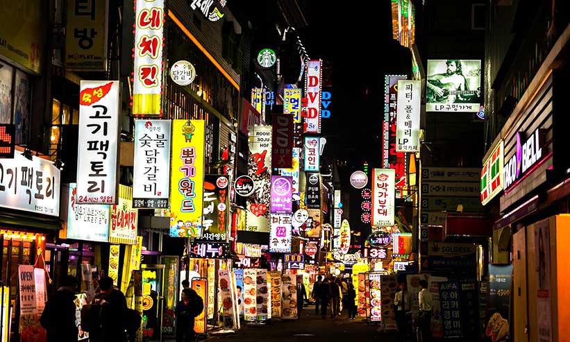 夜の韓国の街並み
