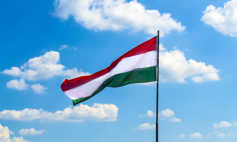 風になびくハンガリーの国旗