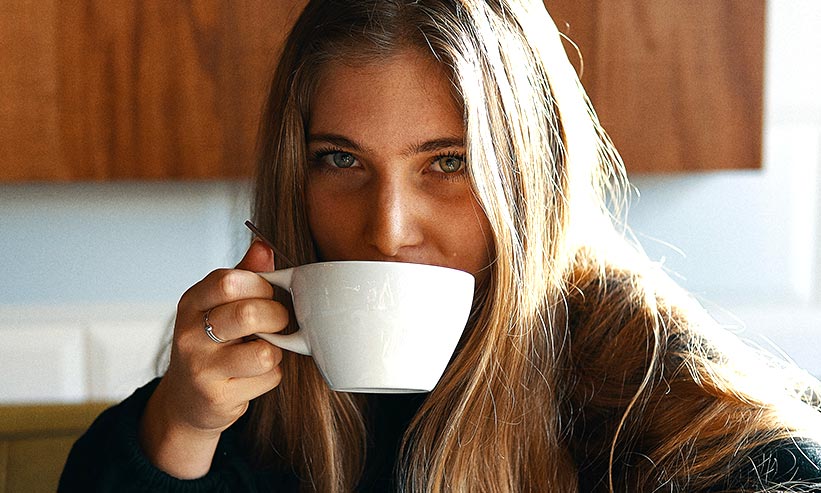 コーヒーを飲む女性