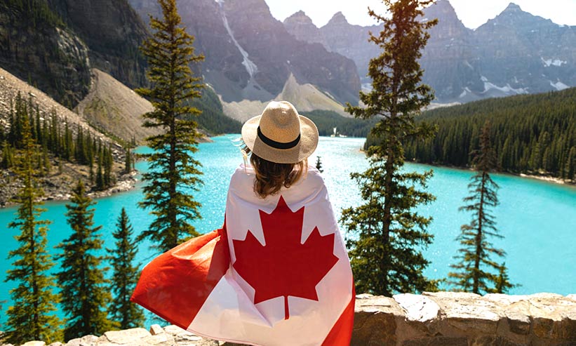 カナダの国旗を纏った女性