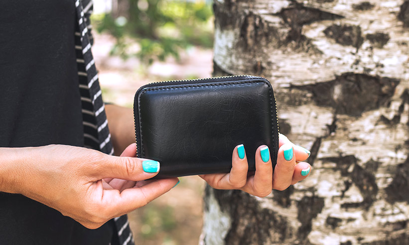 黒い財布を持つ女性