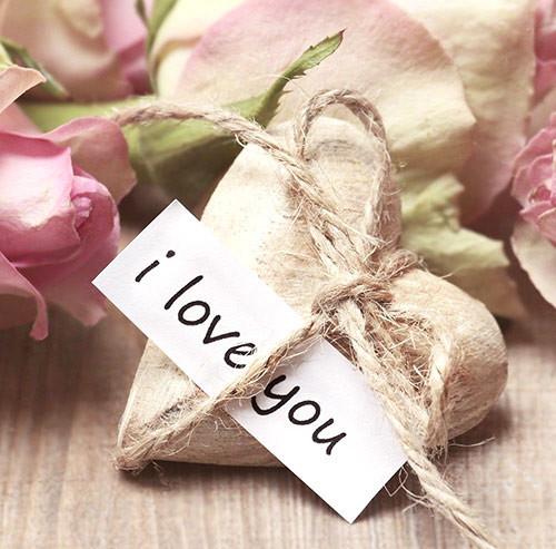 I LOVE YOUと書かれた紙と花