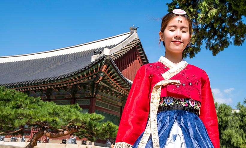 韓国の伝統的衣装をきている女性