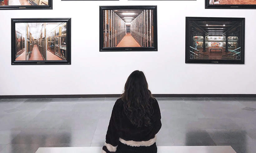 美術館で絵を見ている女性
