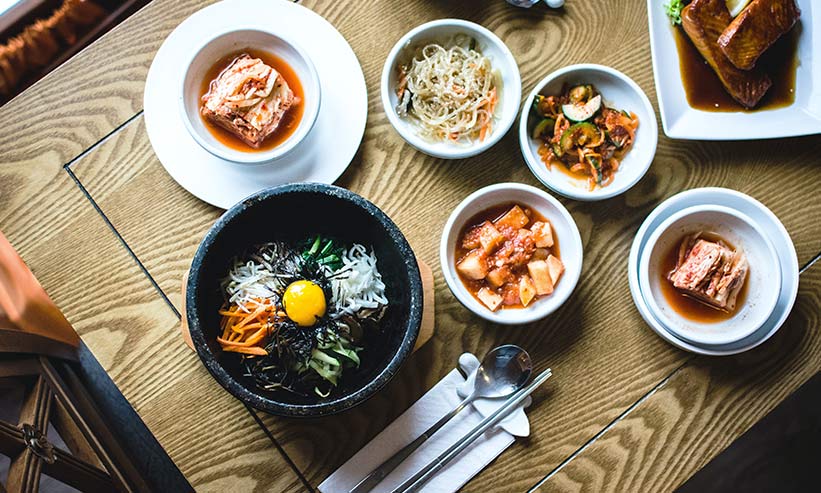 テーブルに並べられた韓国料理