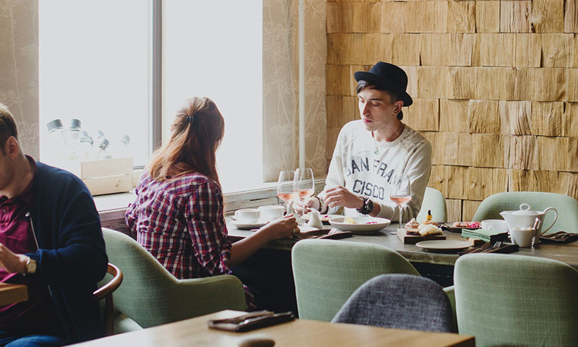 カフェで食事をするカップル