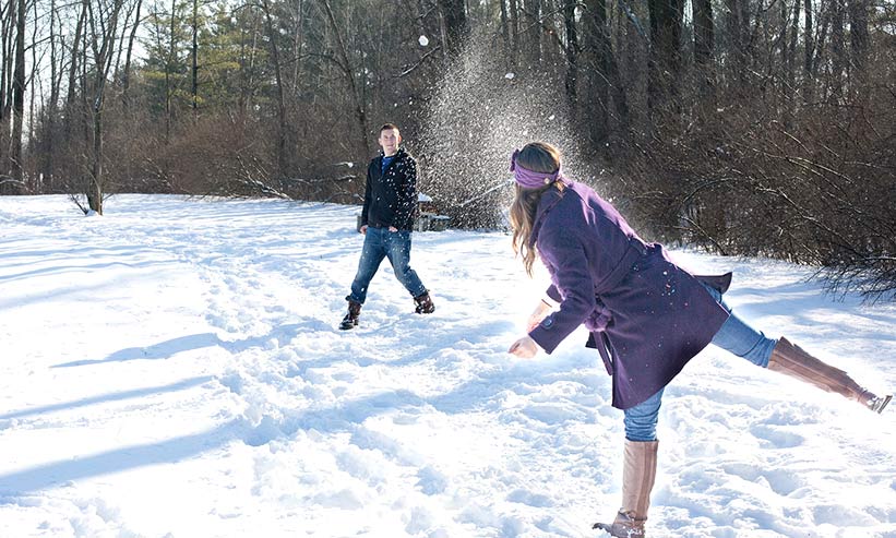 雪で遊ぶカップル