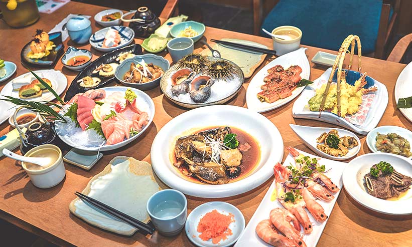 テーブルに並んだたくさんの日本食