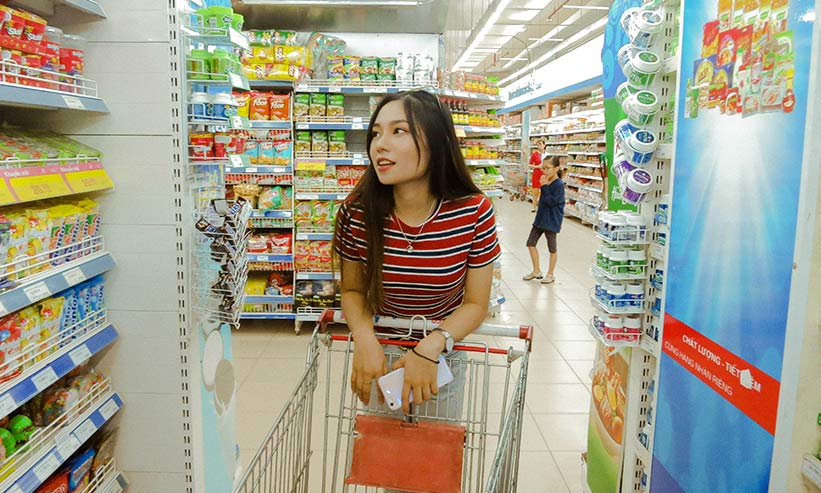 スーパーで買い物をする女性
