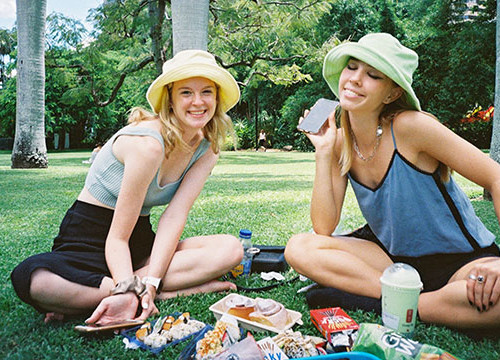 ピクニックを楽しむ2人の女性