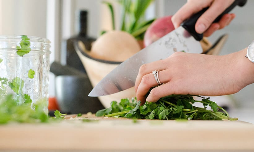 包丁で野菜を切る女性