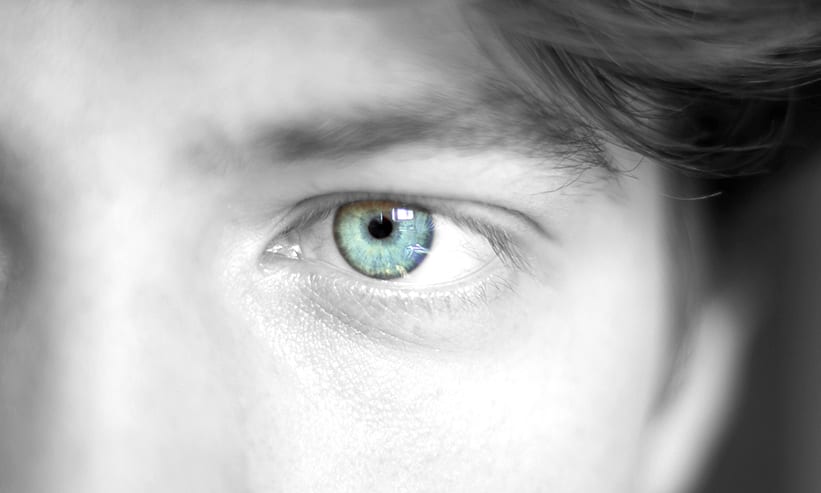 青い目の男性