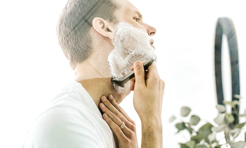 髭を剃る男性