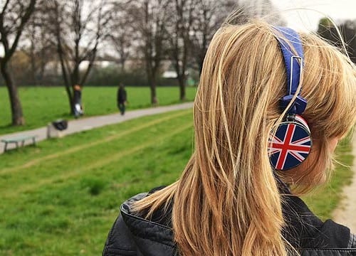イギリス国旗のヘッドフォンを付けた女性
