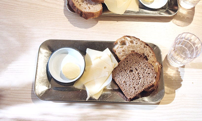 皿にのったバターとチーズとパン