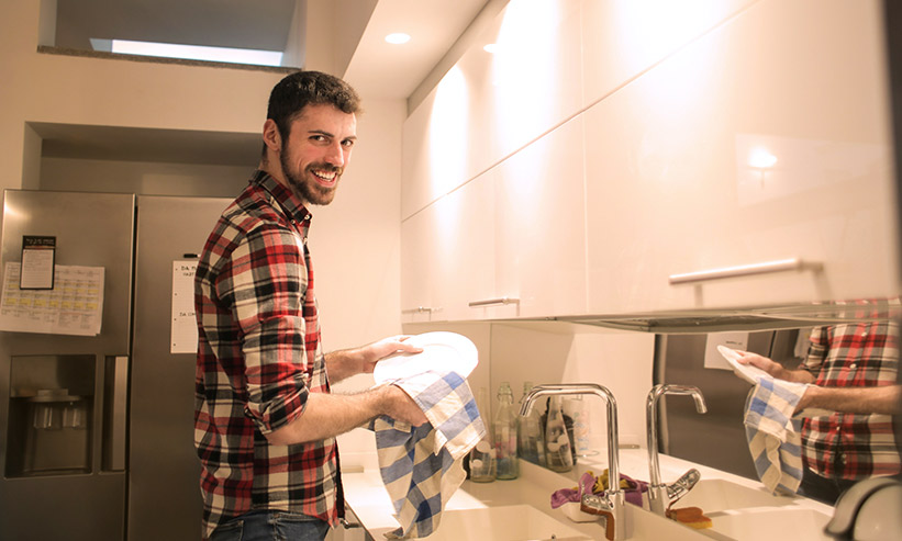 食器を洗う男性