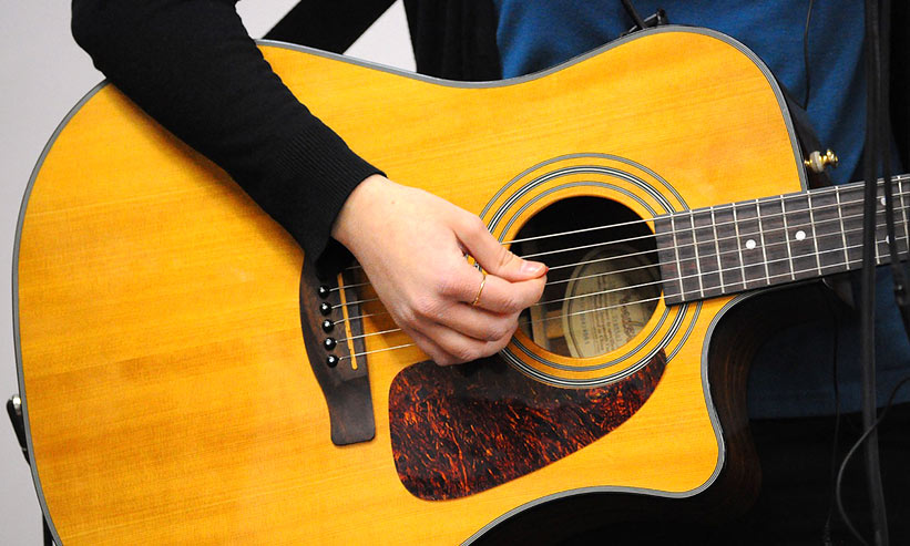 ギターを弾く女性の手元のアップ