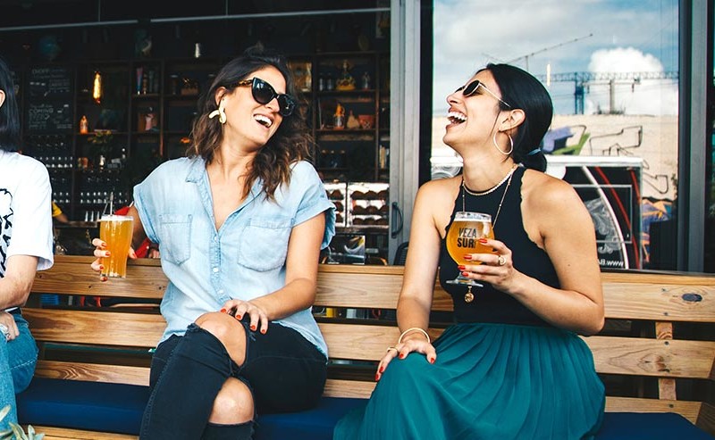 カフェで笑っている2人の女性