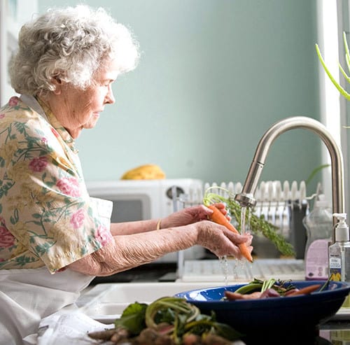 野菜を洗う女性
