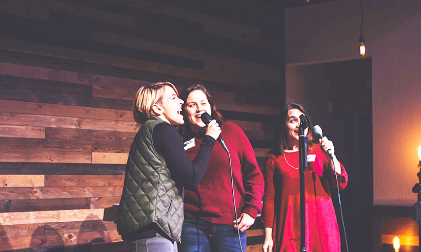 歌を歌う3人の女性