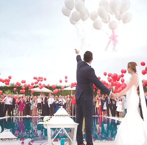 結婚式で風船を飛ばす新郎新婦