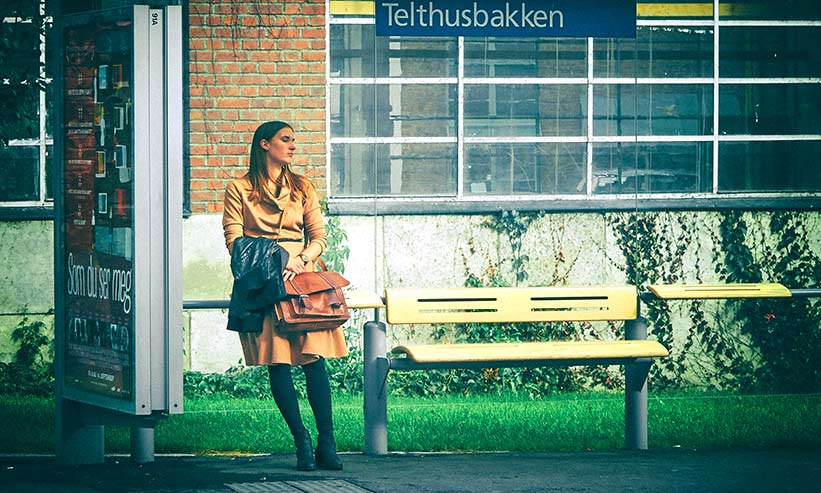 バス停に座る女性